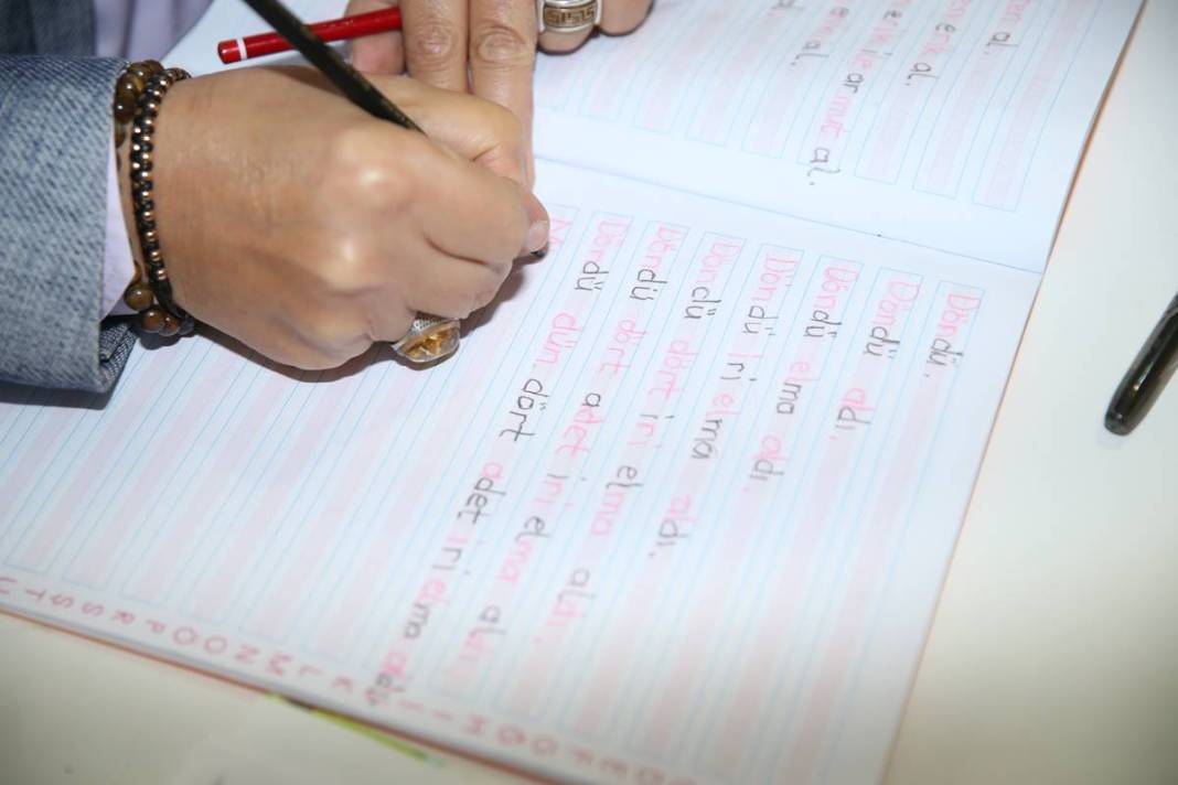 Hafızasını kaybedince okuma yazmayı da unuttu! 49 yaşındaki iş insanı, yeniden ilkokula başladı 19